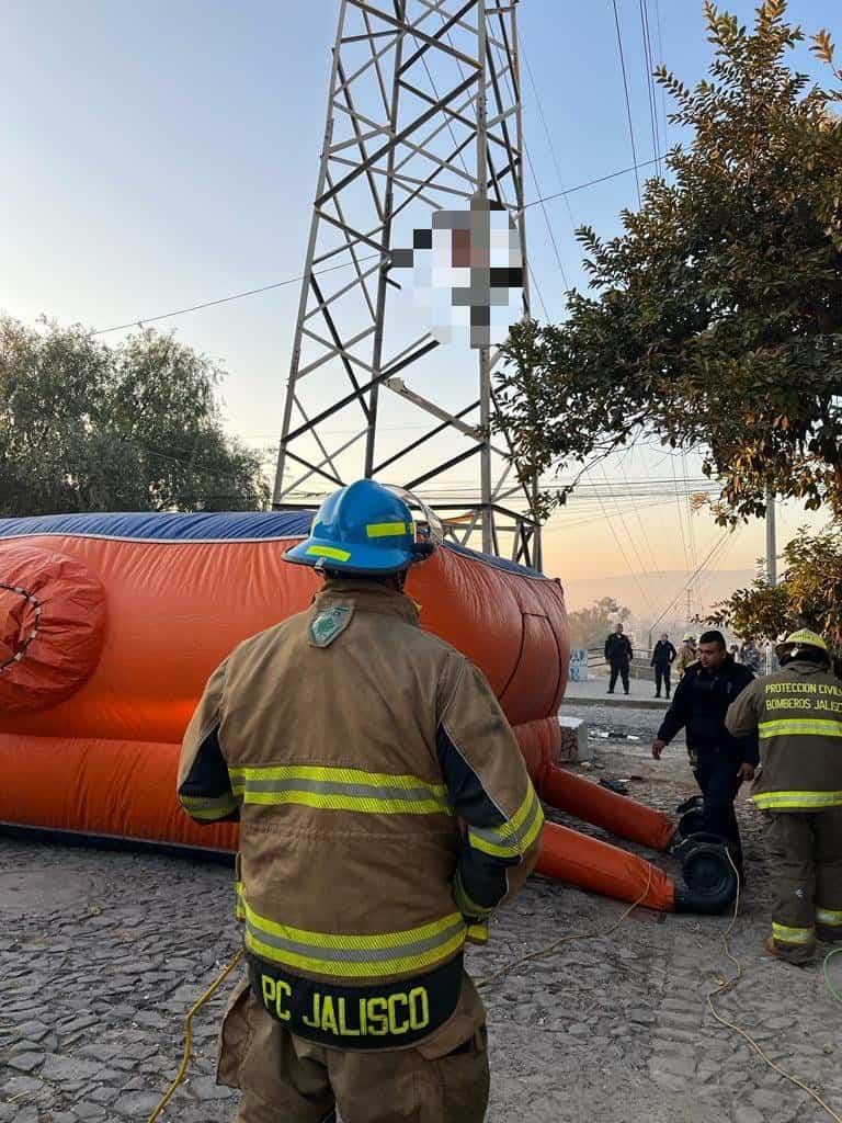 [VIDEO] Rescatan a hombre que subió desnudo a antena en Tlaquepaque, Jalisco
