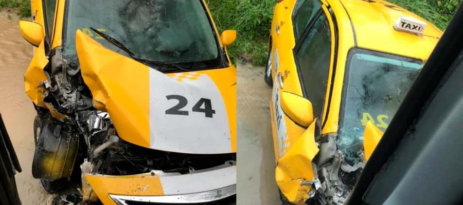 Taxi invade carril y choca contra autobús en la Villahermosa-Teapa 