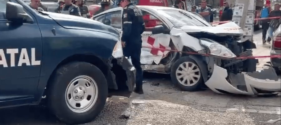 Patrulla choca contra taxi y lesiona a 5 personas en Toluca