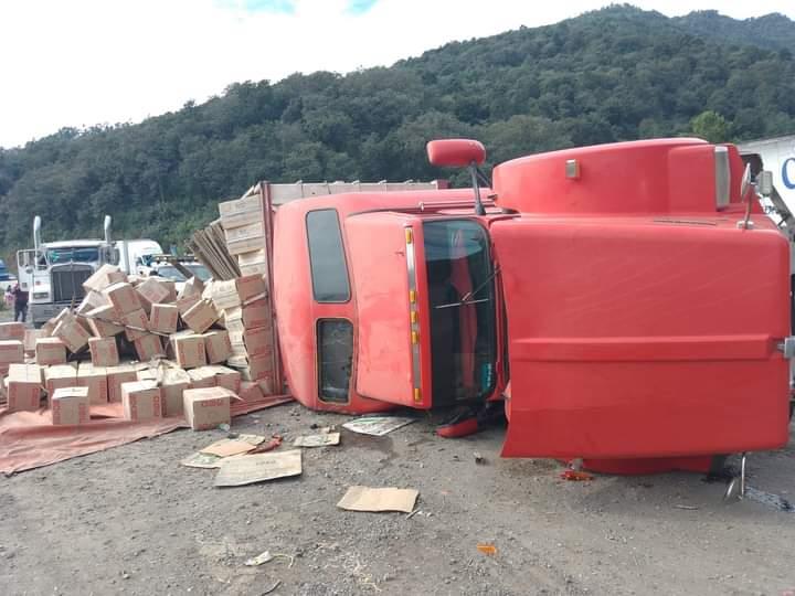 Vuelca tráiler cargado con huevos en Veracruz; rapiña no se hizo esperar