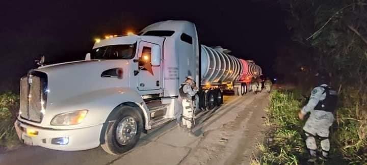 Detienen pipa con 31 mil litros de huachicol en la Cárdenas-Coatzacoalcos
