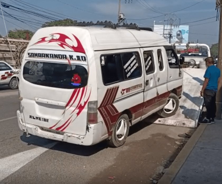 Combi se queda sin dirección automotriz en la prolongación de Mina Combi se queda sin dirección automotriz en la prolongación de Mina