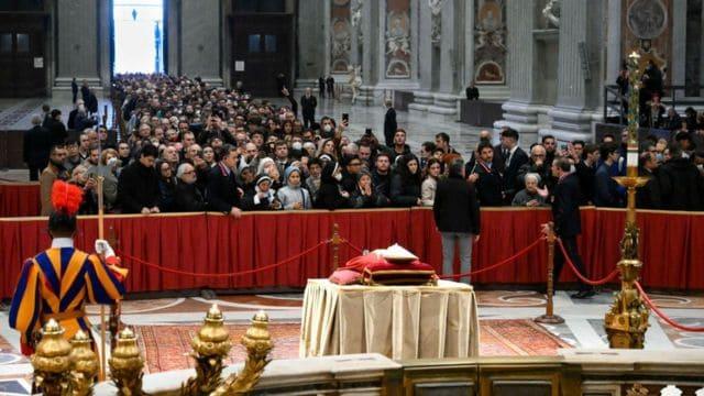 Más de 65 mil personas despidieron a Benedicto XVI en la Basílica de San Pedro