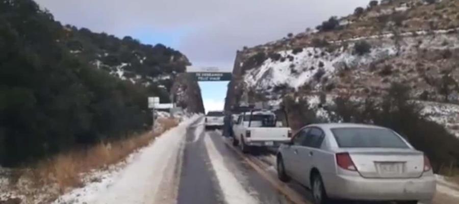 [VIDEO] Nevada por Frente Frío 21 deja varados vehículos en carreteras en Sonora