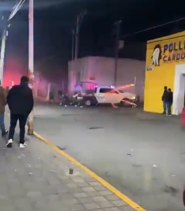 “Guerra” de cohetones deja 28 policías lesionados en Puebla