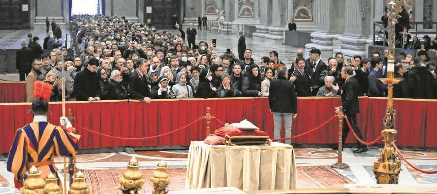 Cerca de 135 mil personas han presentado ya sus respetos a Benedicto XVI: Vaticano