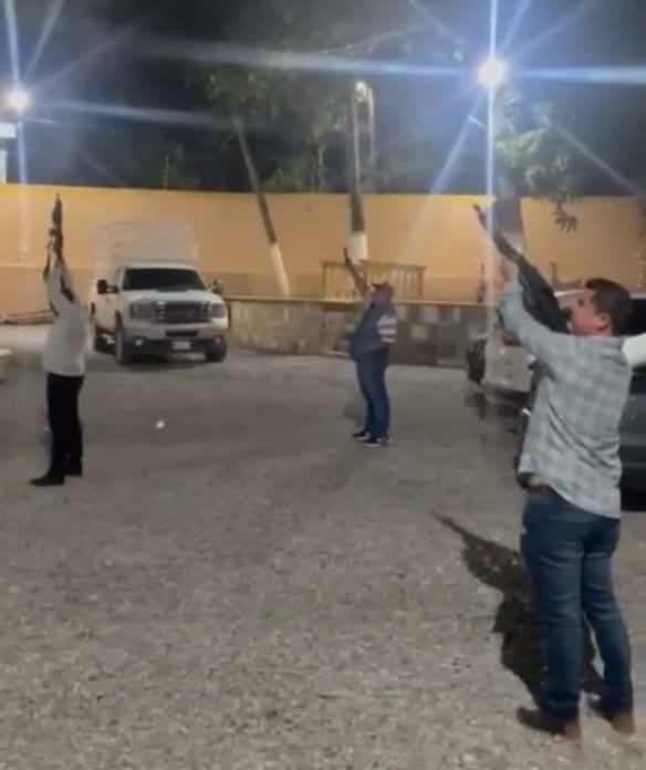 Cesan a funcionario de SLP por hacer disparos al aire; Gobernador pide cárcel