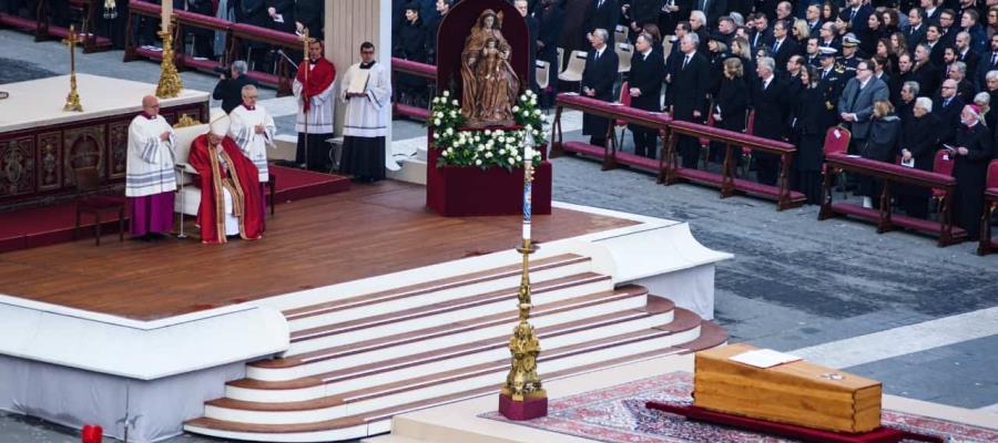 Despiden al Papa Emérito Benedicto XVI con el grito “¡Santo Súbito!”