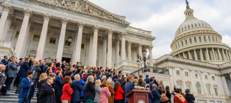 Demócratas guardan minuto de silencio en aniversario de asalto a Capitolio