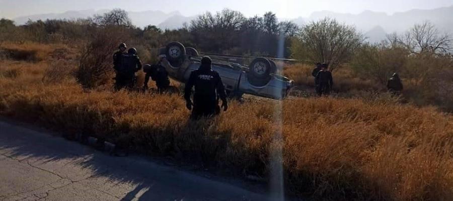 Mueren 5 presuntos sicarios en volcadura de camioneta en NL