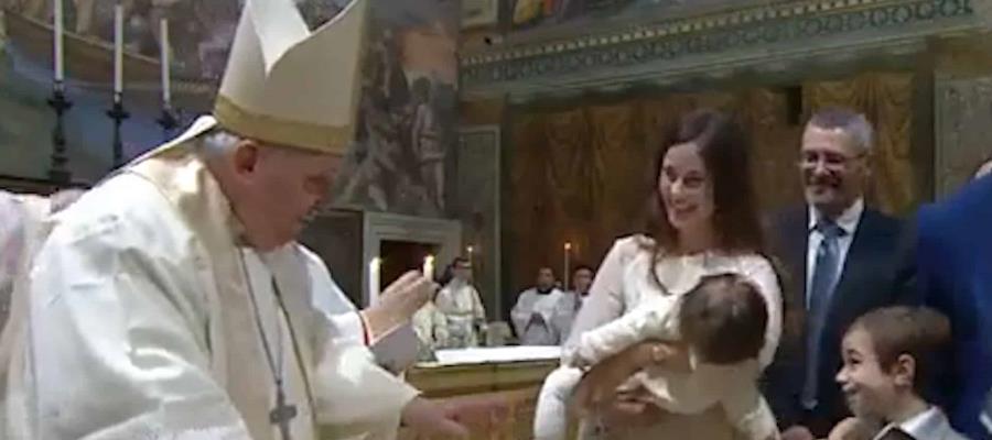 Bautiza Papa a 13 hijos de trabajadores del Vaticano