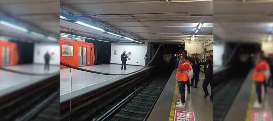 Se desprende cable en andén de la Línea 8 del Metro de la CDMX