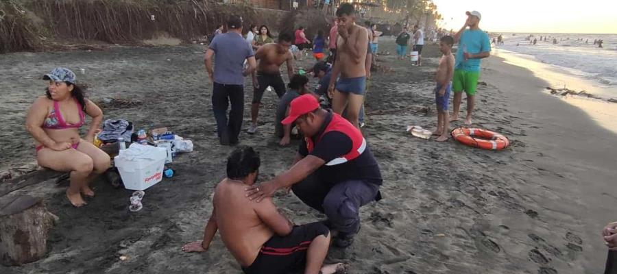 Salvan a dos bañistas de ahogarse en Playas de Paraíso