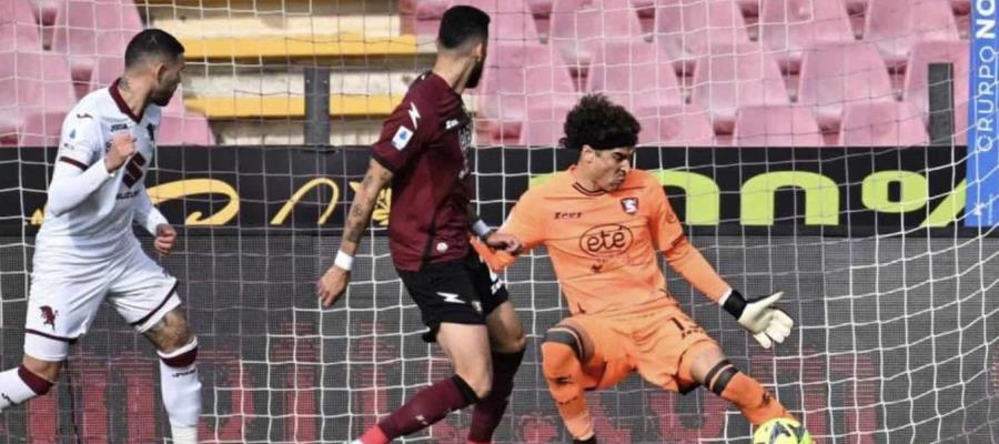 Ochoa sigue en plan grande en Italia; el Salernitana empata con el Torino