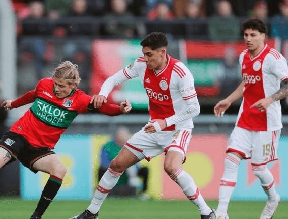 Se les niega el gol a Edson Álvarez y Santi Giménez en el empate de sus equipos