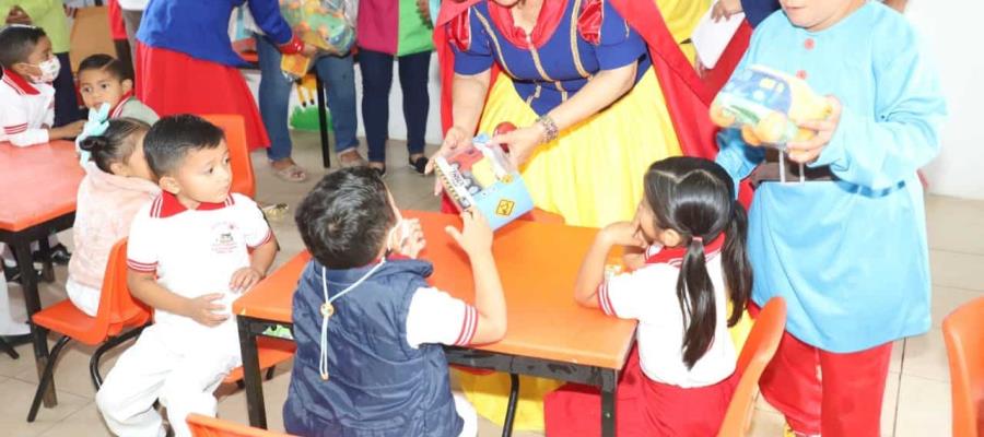 Entrega Ayuntamiento de Paraíso juguetes a niños de preescolar y primaria por Día de Reyes