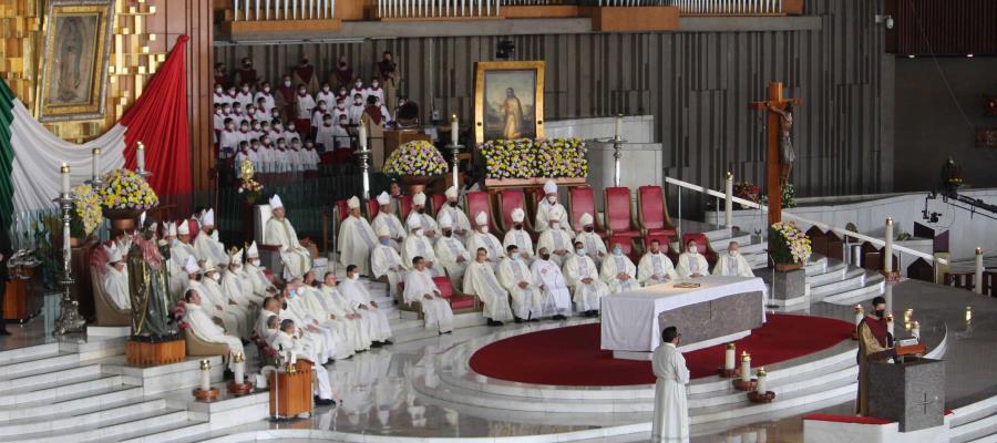 Obispos ofician misa en la Basílica de Guadalupe en memoria de Benedicto XVI