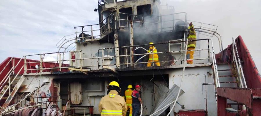 Arde embarcación huachicolera en Paraíso; madera provoca incendio