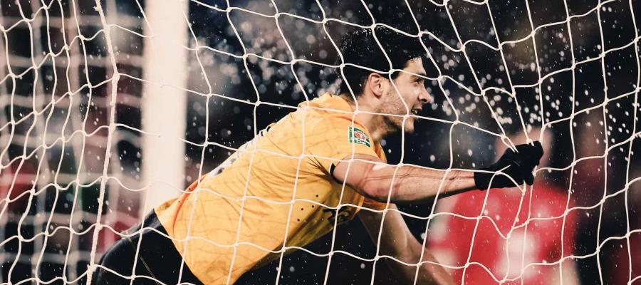 Anota Raúl Jiménez ante West Ham, pero le anulan gol por fuera de lugar