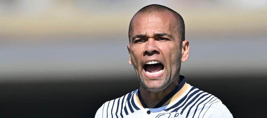 Dani Alves deja concentración de Pumas por fallecimiento de familiar