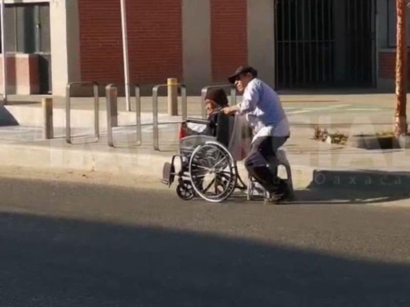 ¡100% conmovedor! En Oaxaca, adulto mayor sin una pierna empuja a su esposa en silla de ruedas ¡100% conmovedor! En Oaxaca, adulto mayor sin una pierna empuja a su esposa en silla de ruedas