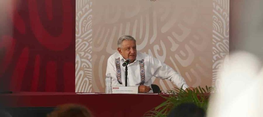 Compromete AMLO mejorar salarios a médicos que trabajen en comunidades rurales