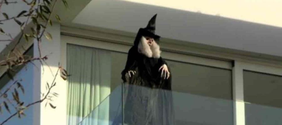 Shakira coloca bruja en su balcón con dirección a casa de sus exsuegros