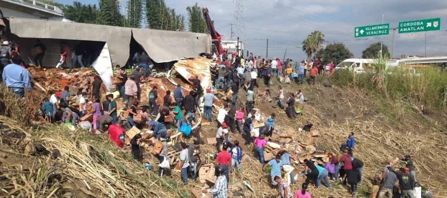 Rapiñan tráiler que volcó cargado de verduras en Veracruz Rapiñan tráiler que volcó cargado de verduras en Veracruz