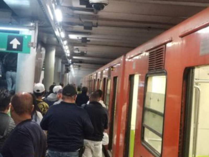 ¡Otro! Reportan humo en Línea 8 del Metro de la CDMX; era objeto metálico en las vías