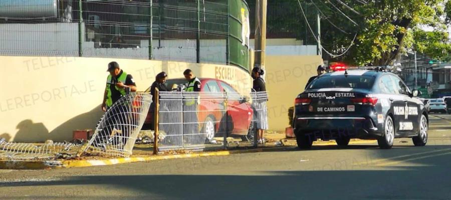 Piden padres de familia al Ayuntamiento de Centro reparar valla que dañó automovilista