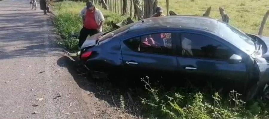 Mujer pierde el control y choca en un potrero en Cárdenas