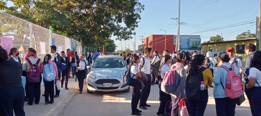 Por atraso en títulos profesionales cierran Escuela Normal de Balancán
