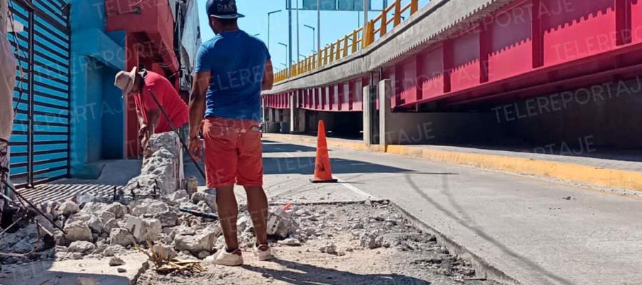 Derriban barda que obstruía carril en distribuidor Universidad