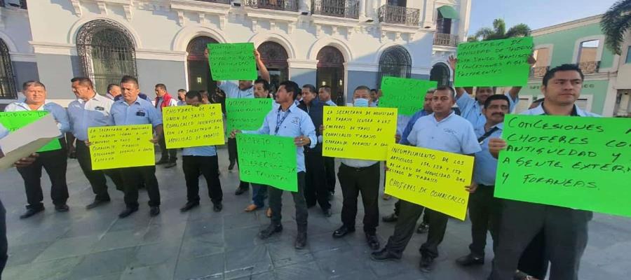 Protestan taxistas de Comalcalco en Palacio de Gobierno; acusan entrega irregular de permisos