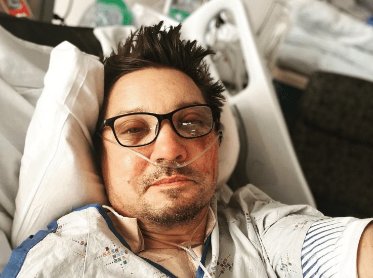Dan de alta al actor Jeremy Renner del hospital pero seguirá recuperación desde casa Dan de alta al actor Jeremy Renner del hospital pero seguirá recuperación desde casa