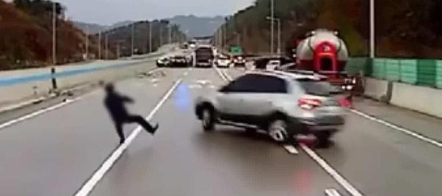 ¡Engaña la muerte dos veces! Hombre en Corea evitar ser atropellado; alertaba sobre mega carambola