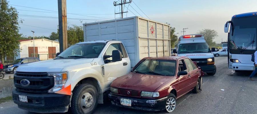 Automovilista se impacta contra autobús en la Macuspana-Villahermosa