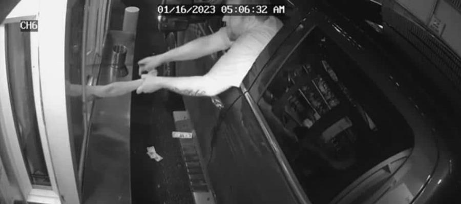 Hombre intenta secuestrar a mujer en tienda de auto servicio de Washington