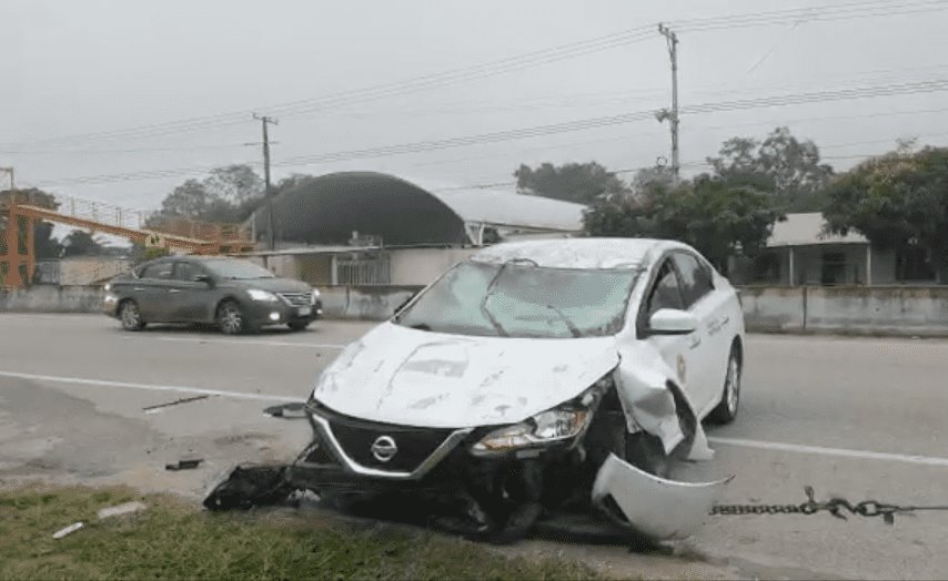 ¡Velocidad le juega mala pasada! Choca contra muro en la Teapa-Villahermosa