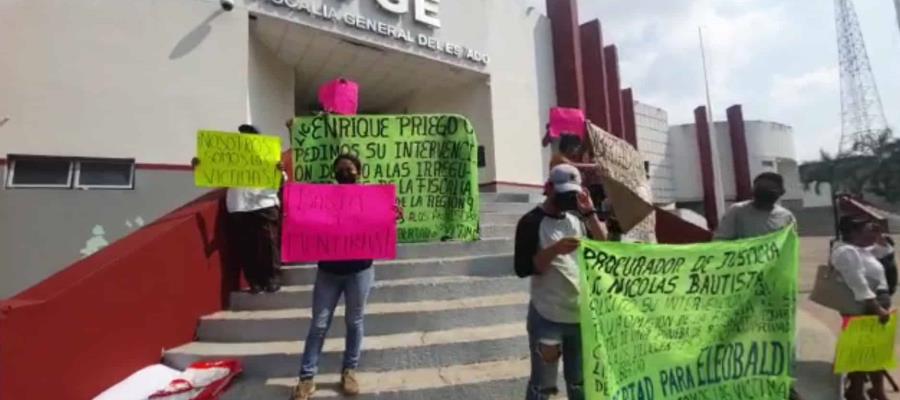 Protestan frente a FGE; piden liberación de un líder pochimovilista de Tierra Colorada