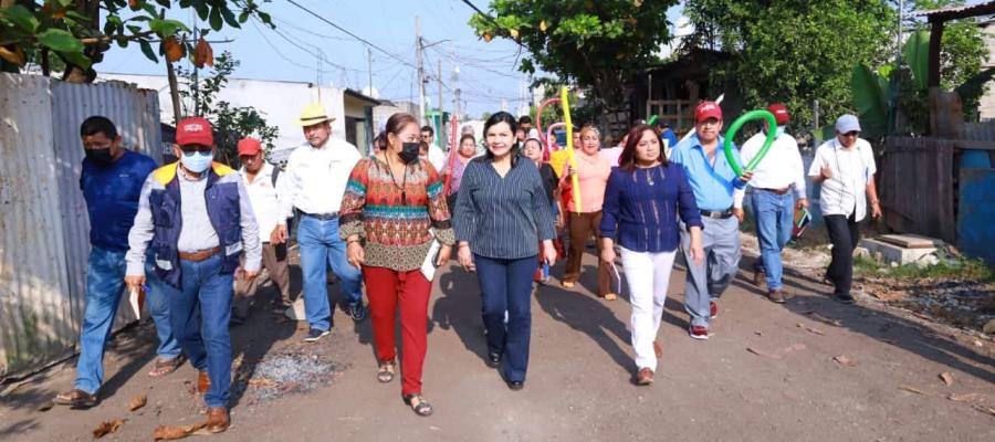 Entrega Yolanda Osuna engravado de calles en la colonia Roberto Madrazo