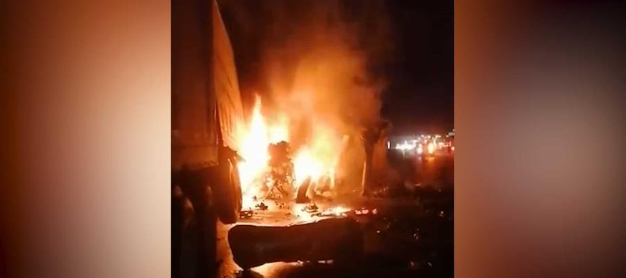 Tráiler choca y se incendia en Huimanguillo; chofer muere calcinado