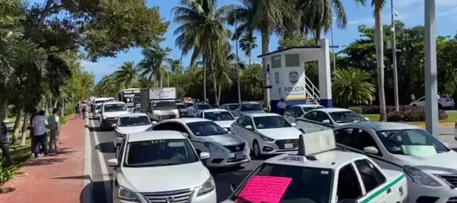 Taxistas bloquean accesos a zona hotelera de Cancún