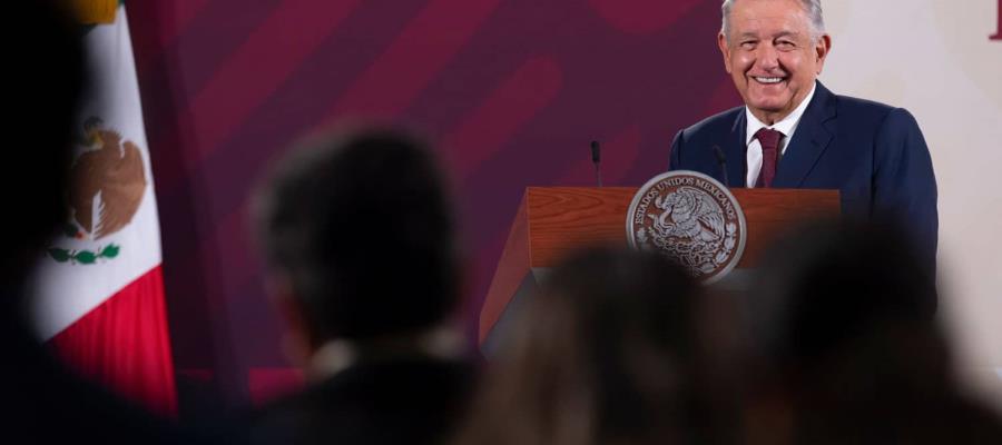 Acusa AMLO a medios y opositores de “exagerar un poquito” el conflicto de taxis en Cancún