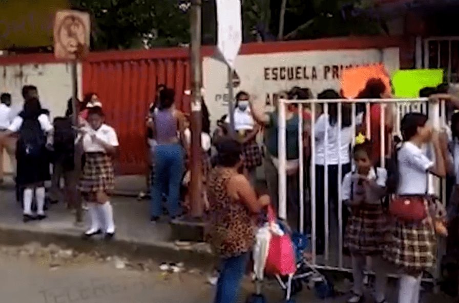 Padres de familia cierran escuela en Comalcalco por falta de conserje Padres de familia cierran escuela en Comalcalco por falta de conserje