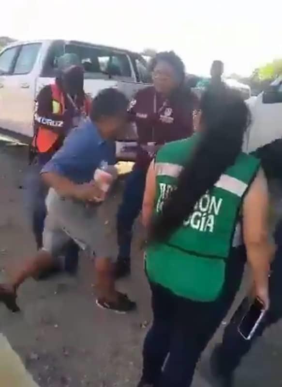 Sujeto arroja solvente a funcionaria e intenta prenderle fuego en Oaxaca; lo dejan libre