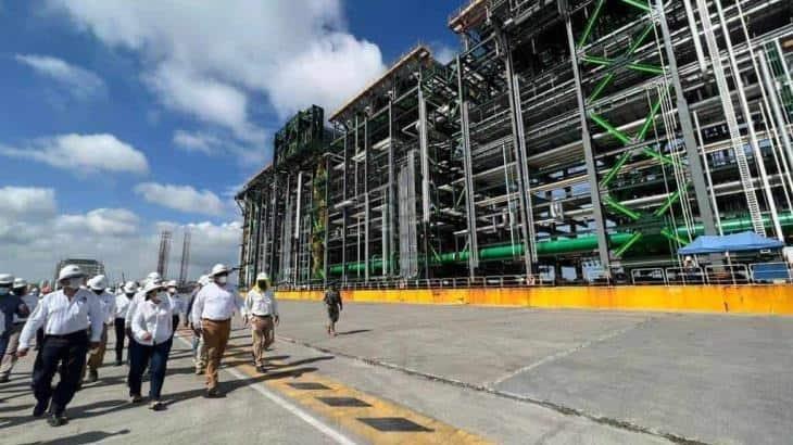 Pese a darse por concluida, laboran aún en refinería de Dos Bocas 20 mil tabasqueños