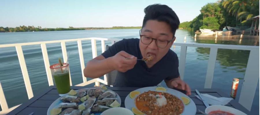 Coreano Vlogs arrasa con ostiones y chile amashito en Paraíso