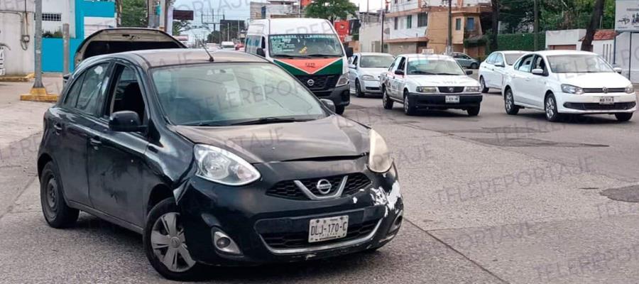 Conductor huye a pie tras “chocar” con vehículo en avenida Universidad