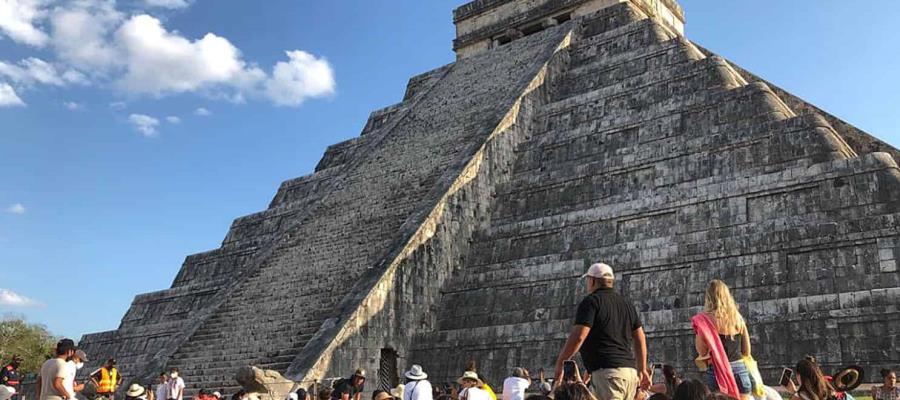 Turista viola seguridad y sube a la pirámide de Chichén Itzá